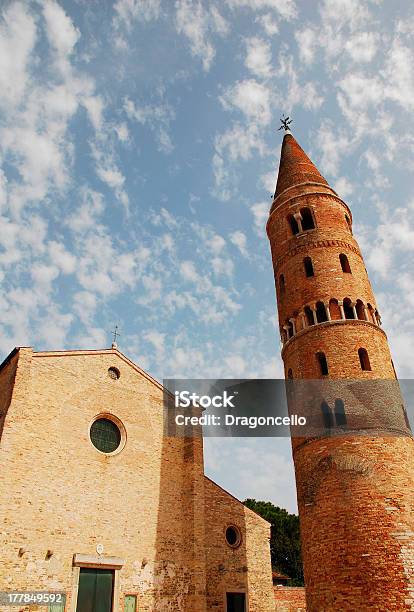 E Belltower Catedral De Santo Stefano - Fotografias de stock e mais imagens de Alto - Descrição Física - Alto - Descrição Física, Arquitetura, Azul