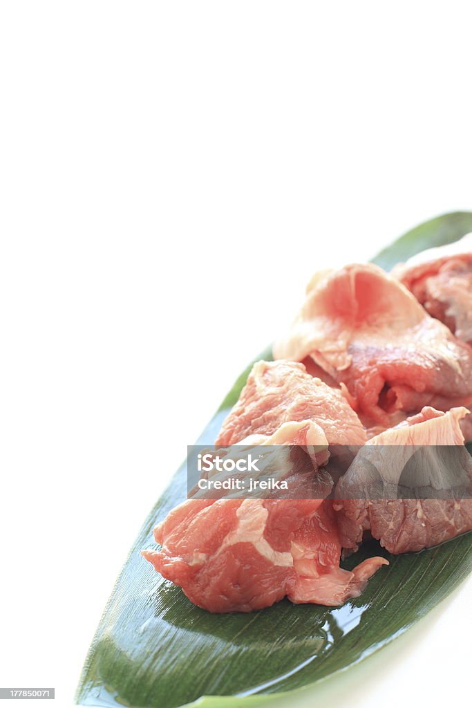 Primer plano de la carne de vacuno de los tendones on green leaf - Foto de stock de Alimento libre de derechos