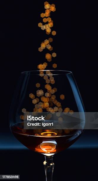 Snifter Con Brandy Foto de stock y más banco de imágenes de Bebida - Bebida, Bebida alcohólica, Brandy