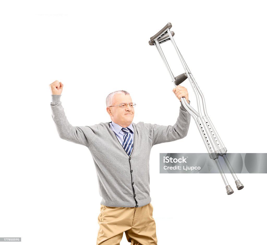 Glücklich männlichen Patienten halten Krücken und Gestikulieren Glück - Lizenzfrei Aktiver Senior Stock-Foto