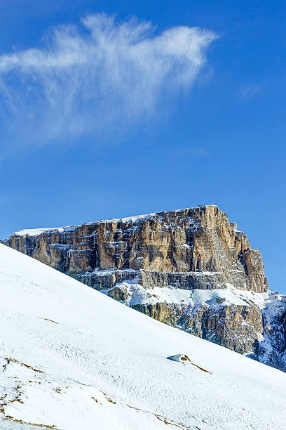 красивый зимний горный пейзаж. - sella pass стоковые фото и изображения
