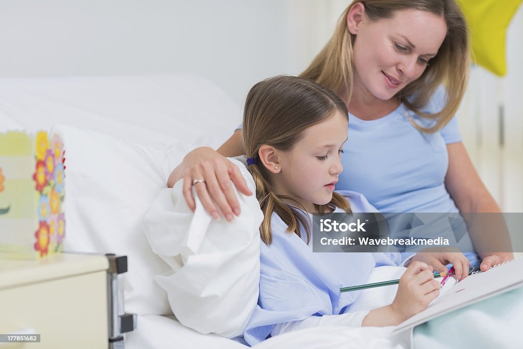 Mãe com sua filha a recuperar no hospital - Royalty-free Paciente Foto de stock
