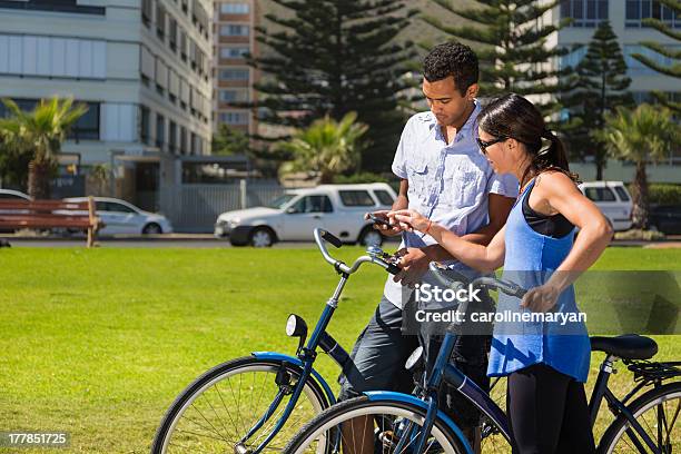 Paar Auf Fahrrädernmobiltelefon Stockfoto und mehr Bilder von Afrikanischer Abstammung - Afrikanischer Abstammung, Aktiver Lebensstil, Aktivitäten und Sport