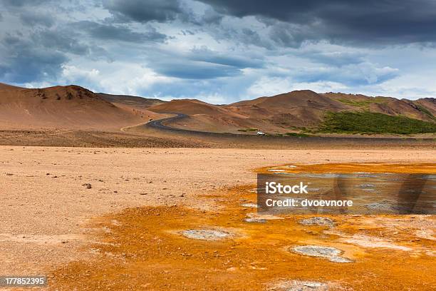 Namafjall Uma Área Com Enxofre Campos De Energia Geotérmica Na Islândia - Fotografias de stock e mais imagens de Ao Ar Livre