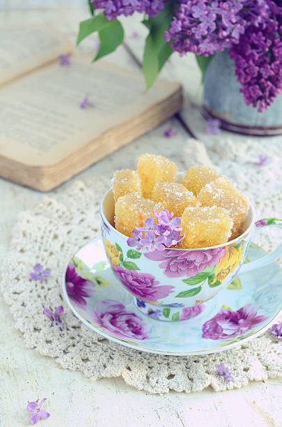 naturaleza muerta con mermelada golosinas y lirio de flores - doily candy bowl dishware fotografías e imágenes de stock