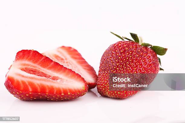 Fresas Foto de stock y más banco de imágenes de Alimento - Alimento, Bebida, Blanco - Color