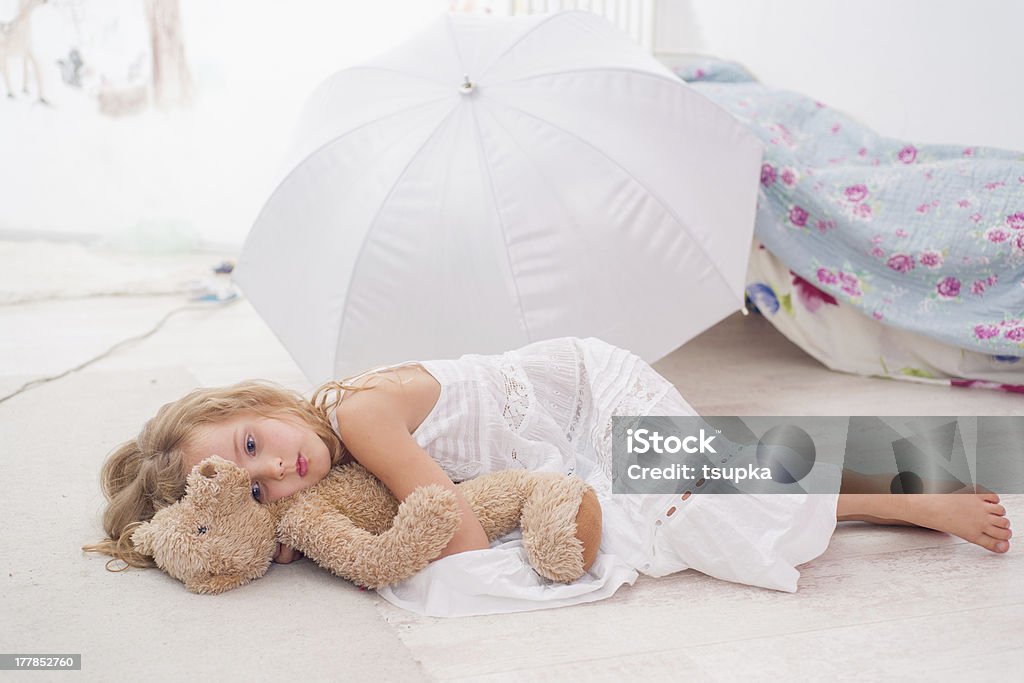 Chica con juguetes blandos - Foto de stock de Abrazar libre de derechos