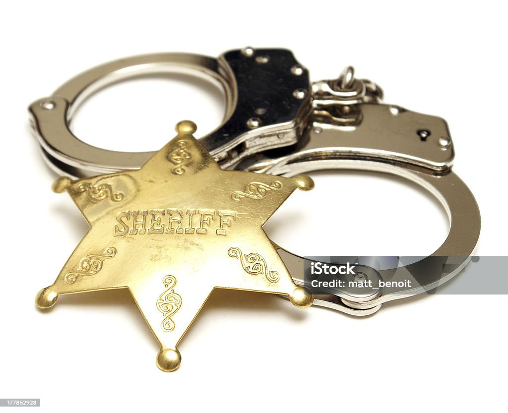 Sceriffo Badge e Manette - Foto stock royalty-free di Distintivo della polizia