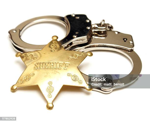 Sceriffo Badge E Manette - Fotografie stock e altre immagini di Distintivo della polizia - Distintivo della polizia, Sfondo bianco, Acciaio
