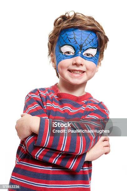 Young Boy Con Pintura Facial Superhéroe Foto de stock y más banco de imágenes de Pintura de cara - Pintura de cara, Niño, Niños