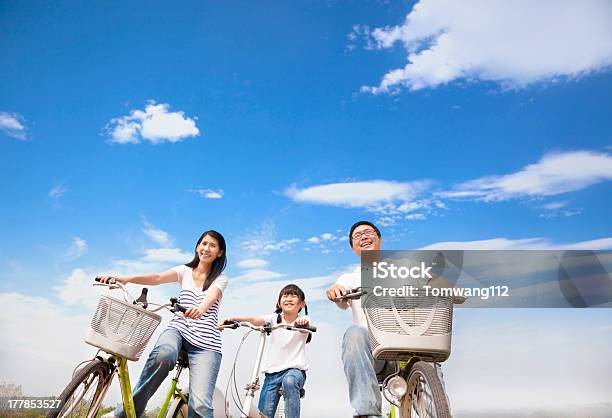 Familia Feliz Montar Bicicleta Con Nube De Fondo Foto de stock y más banco de imágenes de Familia - Familia, Andar en bicicleta, Etnias asiáticas e indias