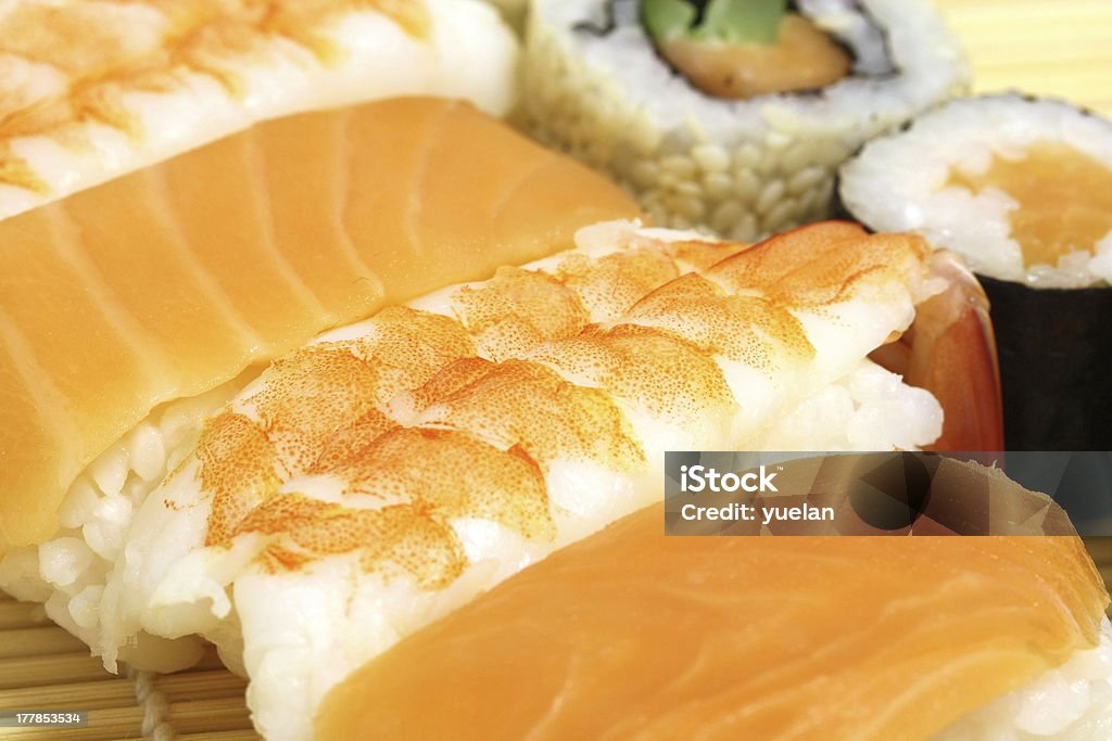 Surtido de Sushi - Foto de stock de Alga Marina libre de derechos