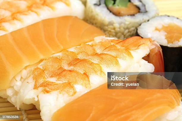 Surtido De Sushi Foto de stock y más banco de imágenes de Alga Marina - Alga Marina, Alimento, Arroz - Comida básica