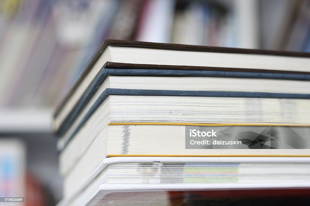 Libros de biblioteca - Foto de stock de Alto - Descripción física libre de derechos