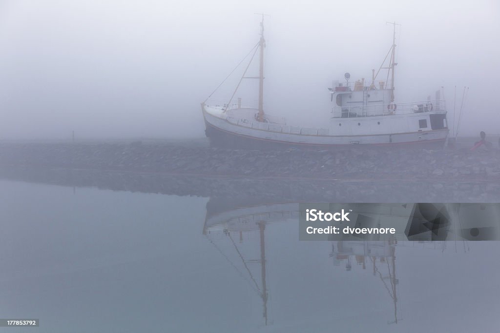 Barco de pesca en una niebla misty por la mañana - Foto de stock de Agua libre de derechos