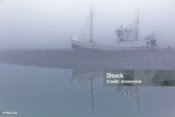 Barco De Pesca En Una Niebla Misty Por La Mañana Foto de stock y más banco de imágenes de Agua - Agua, Amarrado, Azul