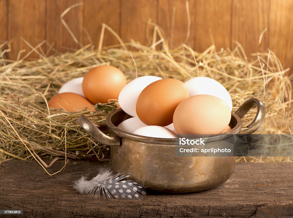 Яйца на старый Деревянный - Стоковые фото Горизонтальный роялти-фри