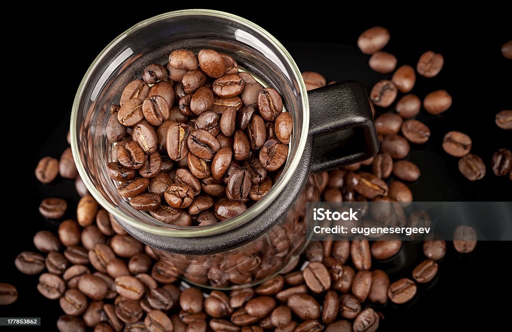 Caneca de vidro moderna feita com grãos de café em preto - Foto de stock de Amontoamento royalty-free