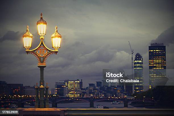 Londres À Noite - Fotografias de stock e mais imagens de Assustador - Assustador, Londres - Inglaterra, Céu