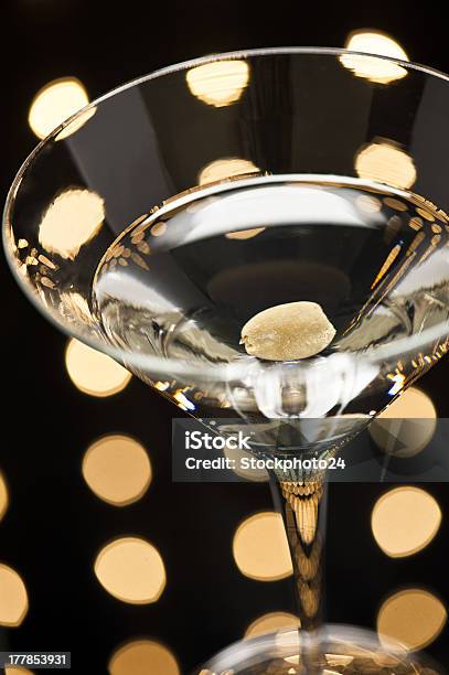 Martinis Na Pista De Dança - Fotografias de stock e mais imagens de Aperitivo - Aperitivo, Azeitona, Azul