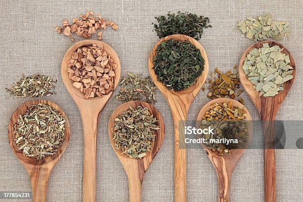 Photo libre de droit de Herbes Médicinales banque d'images et plus d'images libres de droit de Cuillère - Cuillère, Cuillère en bois, En bois