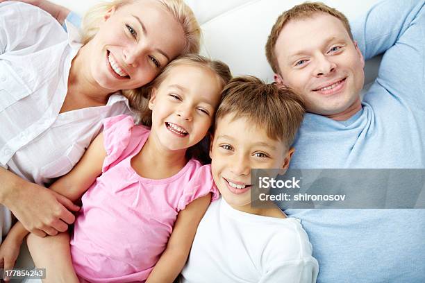 Feliz De Descanso Foto de stock y más banco de imágenes de Acostado - Acostado, Adulto, Adulto joven