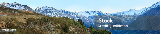 Foto de À Noite A Paisagem De Montanha e mais fotos de stock de Alpes europeus