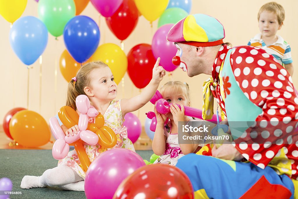 happy children y payaso en fiesta de cumpleaños - Foto de stock de Payaso libre de derechos
