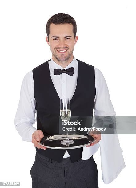 Retrato De Un Joven Alegre De Mayordomo Foto de stock y más banco de imágenes de Agarrar - Agarrar, Plato - Vajilla, Traje