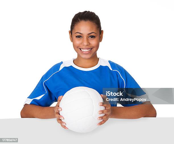 Ragazza Felice Con Pallavolo E Manifesto - Fotografie stock e altre immagini di Pallavolo - Pallavolo, Pallone da pallavolo, Adulto