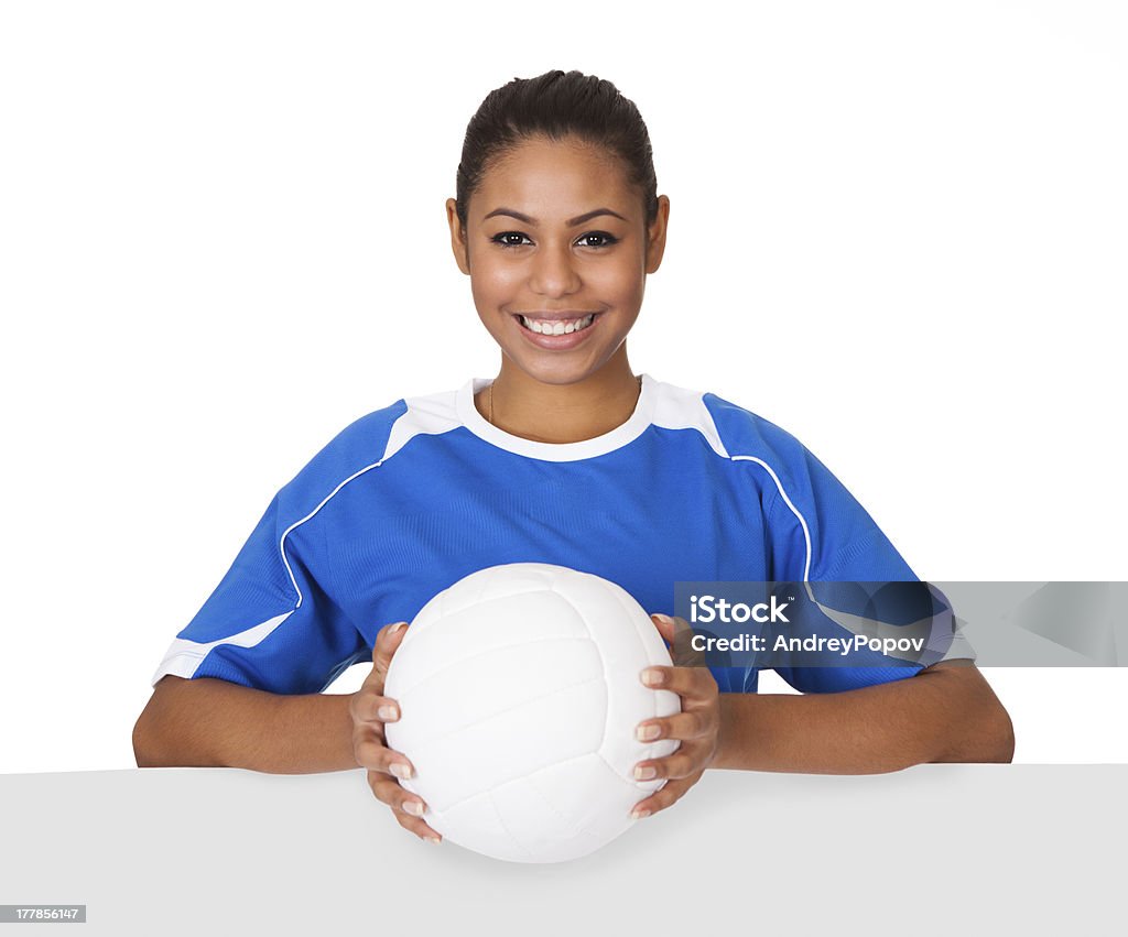 Jovem feliz segurando a placa de vôlei e - Foto de stock de Voleibol royalty-free