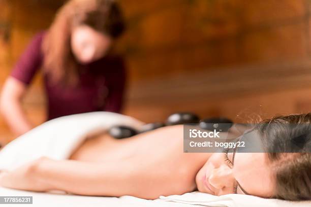 Hotstonemassage Stockfoto und mehr Bilder von Alternative Behandlungsmethode - Alternative Behandlungsmethode, Attraktive Frau, Auf dem Bauch liegen