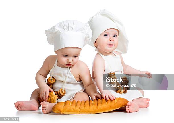 Mały Piekarnicze Dzieci Chłopiec I Dziewczynka - zdjęcia stockowe i więcej obrazów 6 - 11 miesięcy - 6 - 11 miesięcy, Bajgiel, Chłopcy