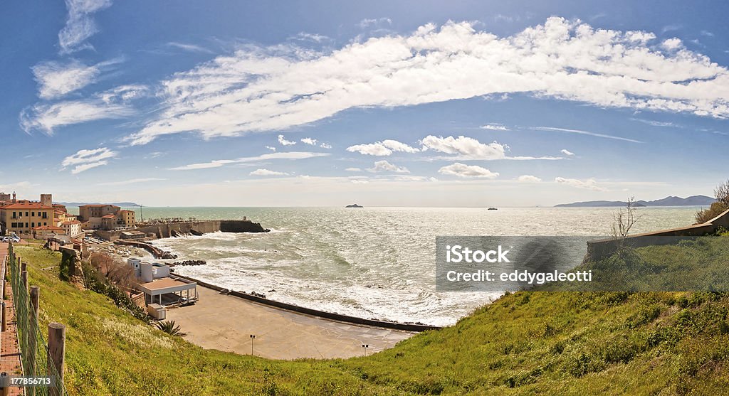 Mar e o litoral em Piombino, Toscana-Itália - Royalty-free Azul Foto de stock