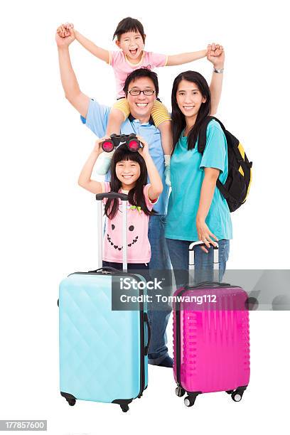 Photo libre de droit de Heureuse Famille Va En Vacances Avec Une Valise banque d'images et plus d'images libres de droit de Famille - Famille, Touriste, Fond blanc