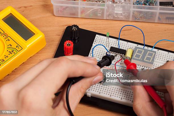 Photo libre de droit de Test Sur Breadboard Circuit Électrique banque d'images et plus d'images libres de droit de Composant électrique - Composant électrique, Condensateur, Expérience scientifique