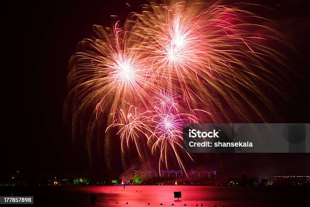 Conjunto De Fuegos Artificiales Foto de stock y más banco de imágenes de Abstracto - Abstracto, Acontecimiento, Arte cultura y espectáculos