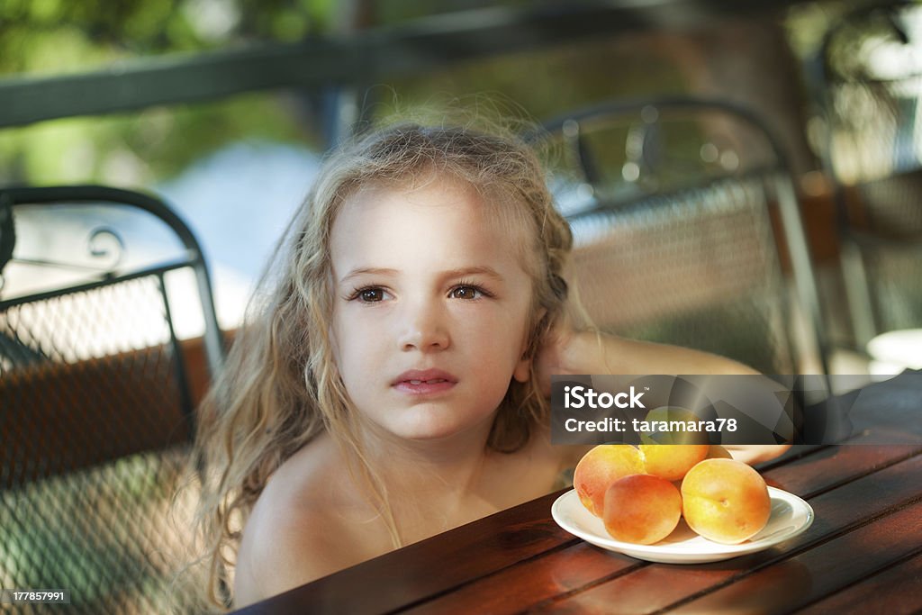 Menina com pêssegos - Foto de stock de Alimentação Saudável royalty-free