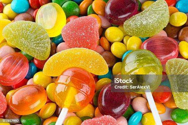 Colorato Sfondo Di Caramelle Miste - Fotografie stock e altre immagini di Alimentazione non salutare - Alimentazione non salutare, Arancione, Bastone