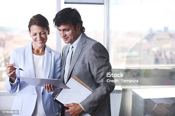 Director Ejecutivo De Reuniones En La Sala De Juntas Foto de stock y más banco de imágenes de 30-39 años