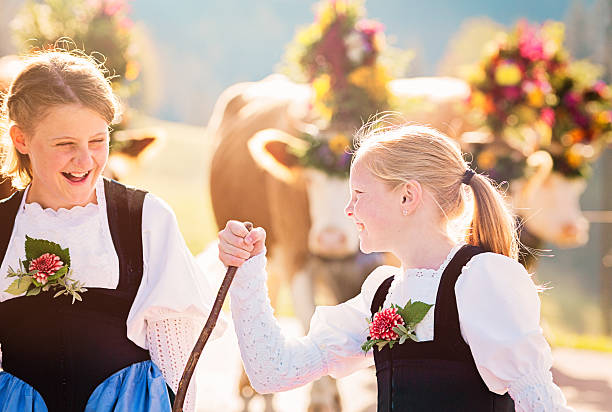 swiss agricultor dos chicas divirtiéndose durante aelplerfest parade - cow swiss culture switzerland cattle fotografías e imágenes de stock