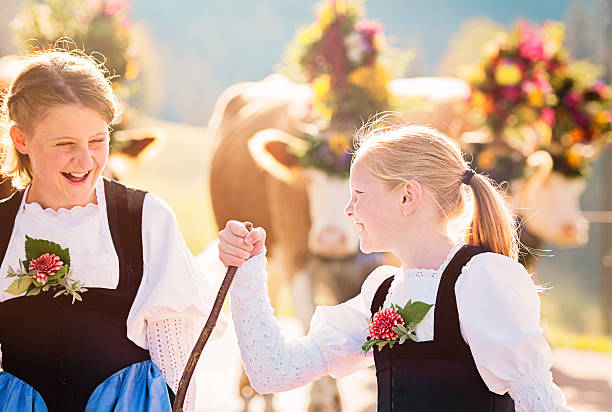 swiss agricultores duas garotas se divertindo durante aelplerfest parade - farmer color image photography switzerland - fotografias e filmes do acervo