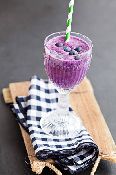 blaubeer-milch-smoothie - blueberry smoothie glass striped stock-fotos und bilder