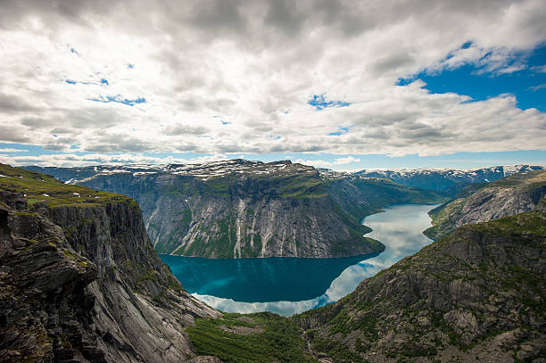 istock View of lake Ringedalsvatnet, Norway 177858693