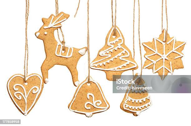 Biscotti Di Pan Di Zenzero Fatti In Casa Di Natale - Fotografie stock e altre immagini di A forma di stella - A forma di stella, Albero, Albero di natale