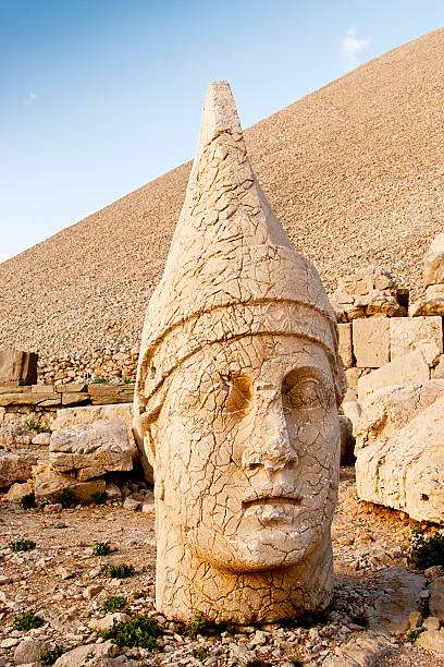 скульптуры из commagene королевства, nemrut горы - turkish culture nemrud dagh adiyaman antiquities стоковые фото и изображения