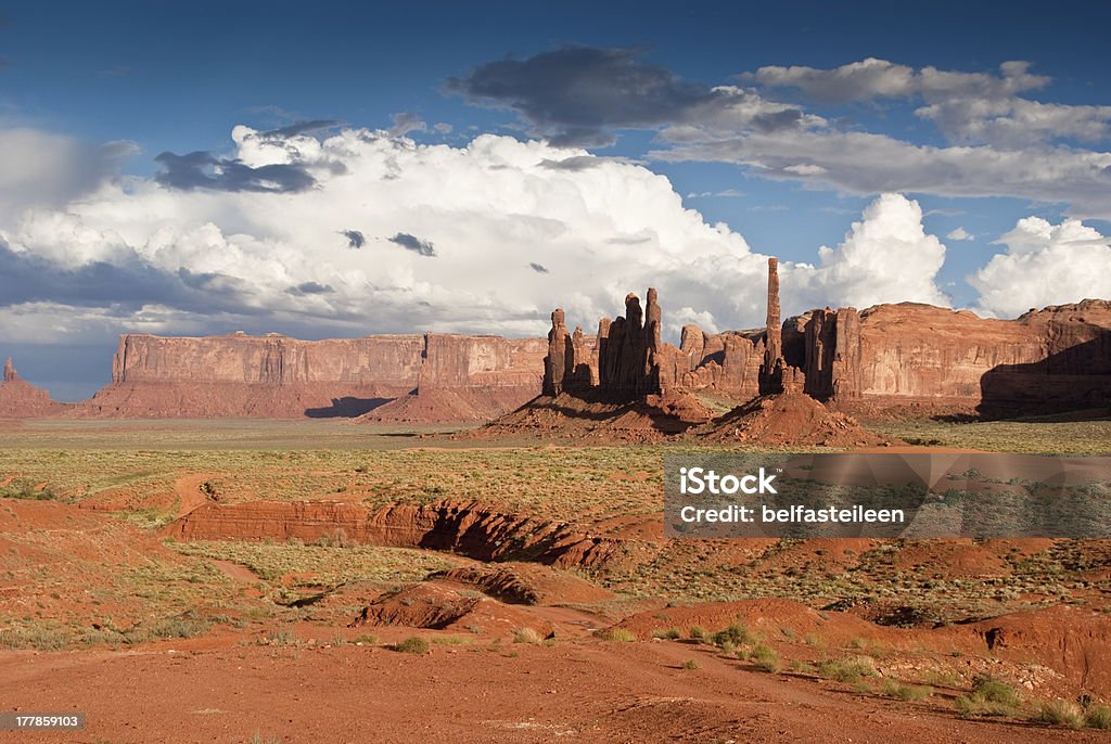 Les nuages s'amoncellent au-dessus de la vallée de Monument - Photo de Caillou libre de droits