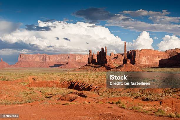 Nuvens De Tempestade Reunir Sobre Vale Monument - Fotografias de stock e mais imagens de Ao Ar Livre - Ao Ar Livre, Areia, Arenito