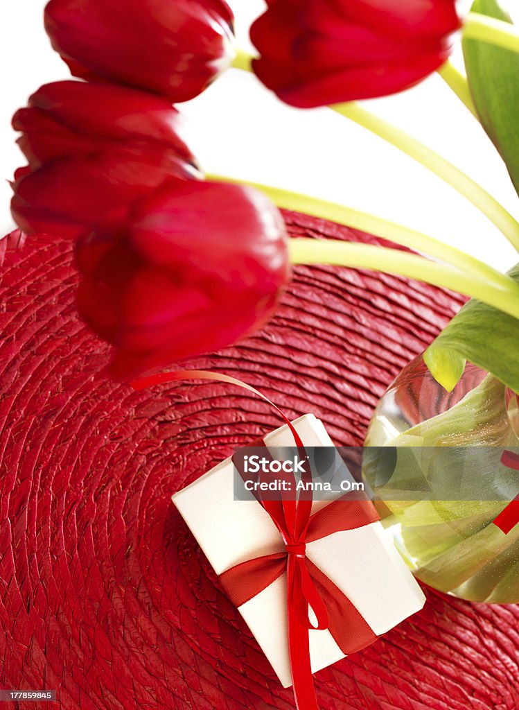 Czerwone Tulipany dla matki dzień - Zbiór zdjęć royalty-free (Białe tło)