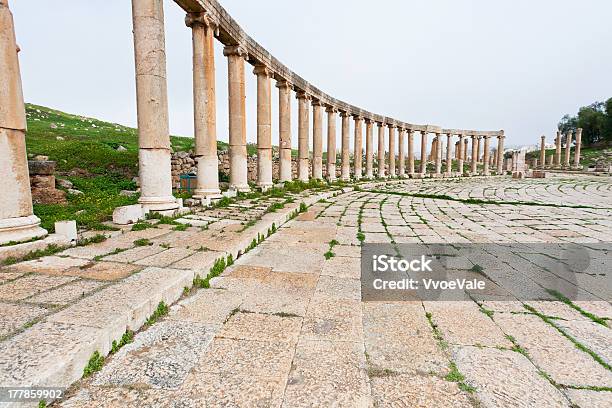 Columnata En El Foro Romano Ovalado En La Antigua Ciudad De Jerash Foto de stock y más banco de imágenes de Acera